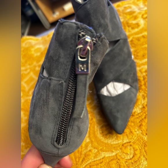 NWOT MARCIANO grey heels - Picture 2 of 5